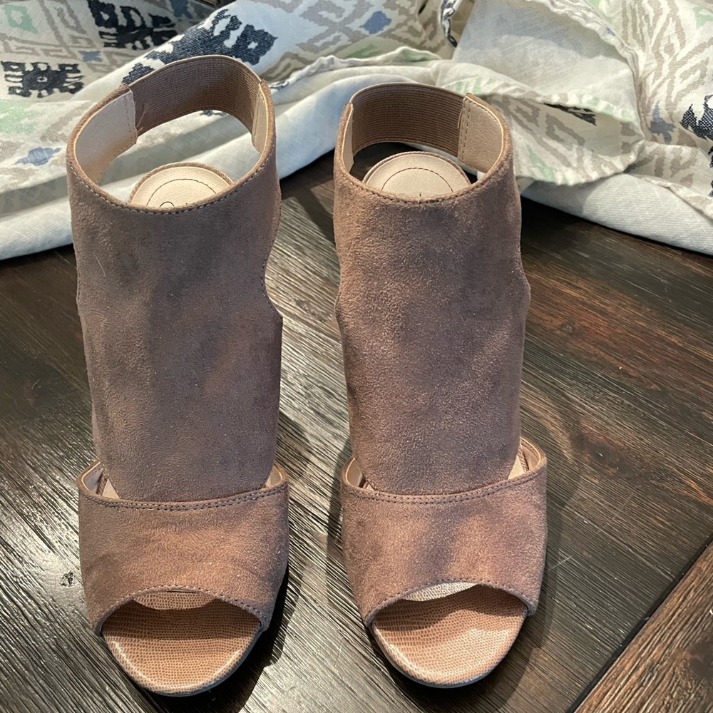 Life Stride Brown Open-Toe Heels